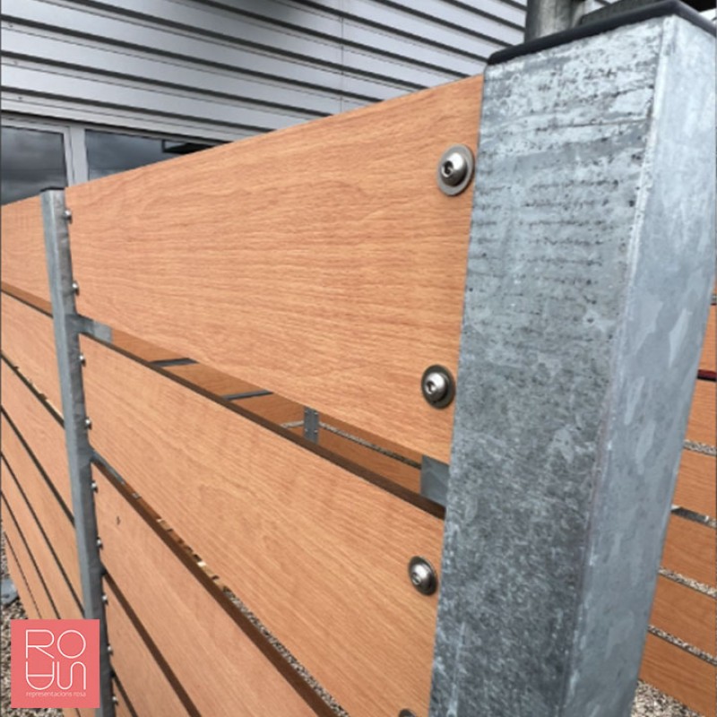 Guardacontenidors modulable en lames de fusta compacte 